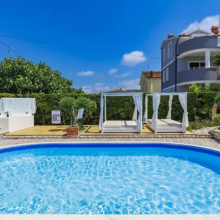 Nika-8 By Interhome Ουμάγκ